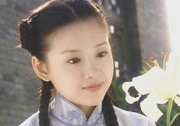 Cùng với kỹ năng diễn xuất tốt, cô được ca ngợi là "ngọc nữ của làng phim Hoa ngữ".