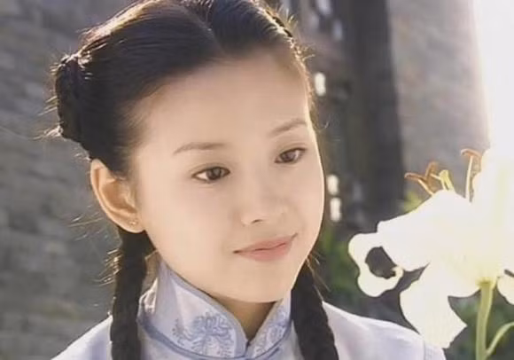 Cùng với kỹ năng diễn xuất tốt, cô được ca ngợi là "ngọc nữ của làng phim Hoa ngữ".