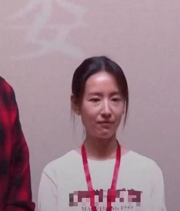 Càng nhìn vào bức ảnh này, nó càng trở nên chân thực hơn. Khuôn mặt của cô ấy đầy khuyết điểm, nếp nhăn ở mũi rất rõ ràng và làn da trên khuôn mặt mất độ căng. Ai có thể biết nàng mỹ nhân một thời Đổng Khiết lại có vẻ ngoài xuống sắc như thế này, nhìn thoáng qua cũng có thể biết cô bao nhiêu tuổi. Chiếc váy ngắn tay màu trắng cô mặc trên người cũng không còn trẻ nữa. Phải nói rằng Đổng Khiết vẫn tương đối dũng cảm và có khả năng chịu đựng áp lực khi đối diện với nhan sắc thực.