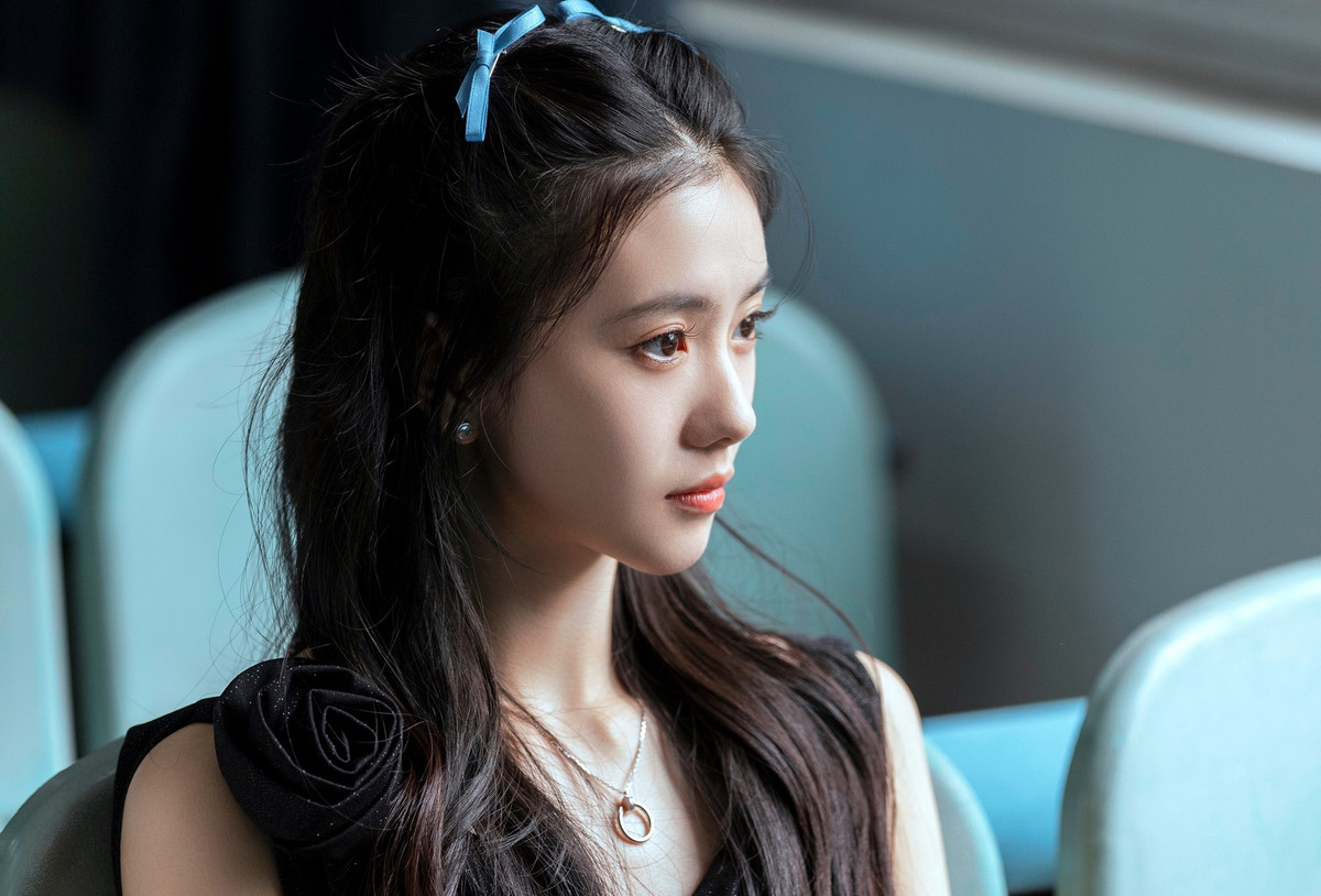 Đạo diễn Trương Nghệ Mưu ưu ái Lưu Hạo Tồn. Ông luôn muốn phát hiện và bồi dưỡng các tài năng trẻ cho điện ảnh Hoa ngữ. Các "Mưu nữ lang" thành danh từ phim của Trương Nghệ Mưu như Củng Lợi, Chương Tử Di, Châu Đông Vũ luôn được đánh giá cao, giành vô số giải thưởng diễn xuất. Ngay từ khi gặp Lưu Hạo Tồn, ông đã đánh giá cao ngoại hình và tài năng của cô. Đạo diễn Trương dặn dò Hạo Tồn chăm chỉ học hành không được phạm sai lầm, ông sẽ tìm vai diễn thích hợp cho cô trong tương lai.