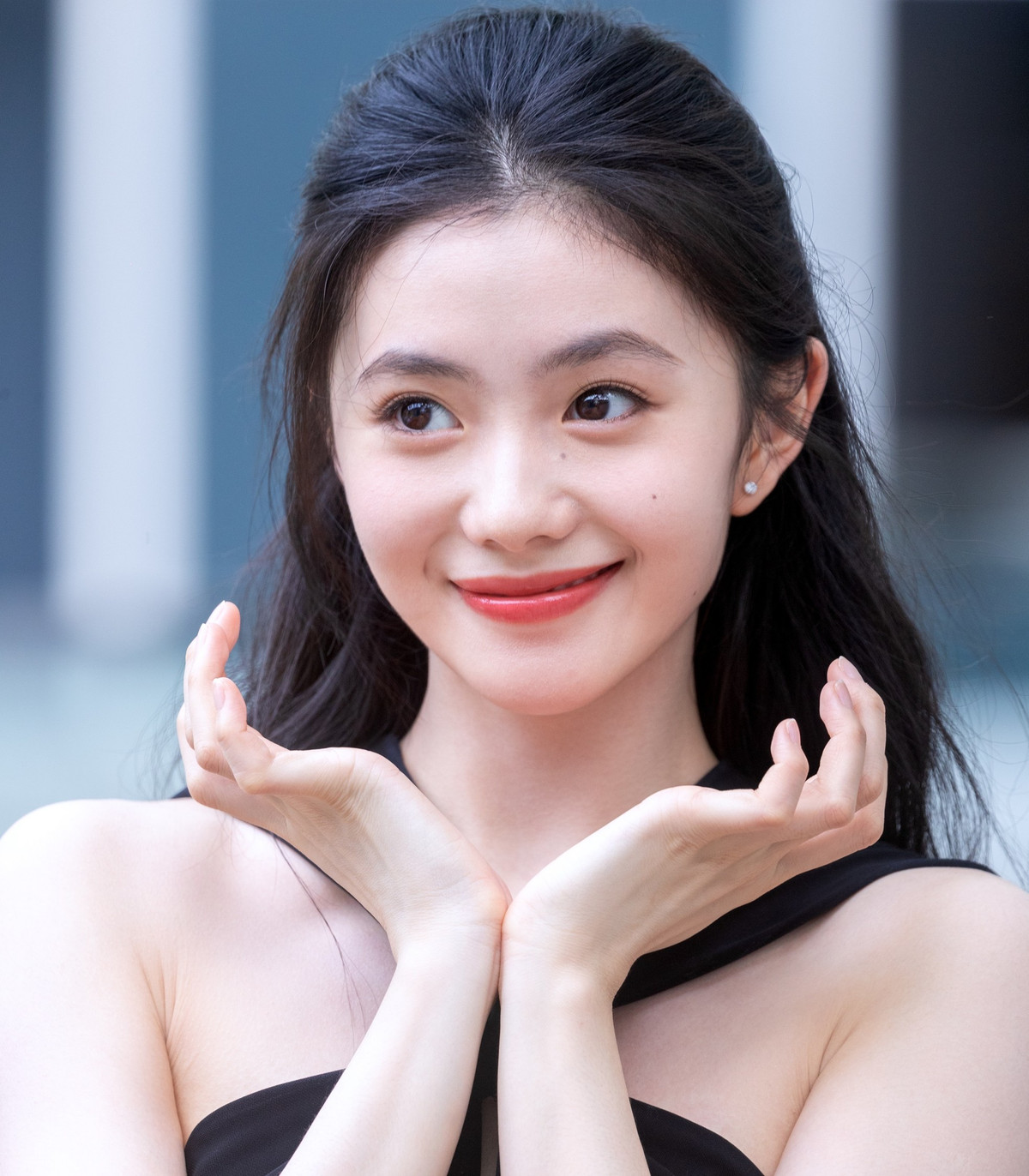 Bên cạnh đó, Lưu Hạo Tồn còn gây tranh cãi khi khẳng định bản thân đi lên bằng thực lực, không được ai "chống lưng", o bế. Khán giả cho rằng cô ngạo mạn và không có lòng biết ơn với đạo diễn đã phát hiện và lăng xê mình là Trương Nghệ Mưu. Lưu Hạo Tồn còn bị chê EQ thấp, trả lời phỏng vấn không rõ ràng lưu loát, nội dung thiếu chiều sâu.