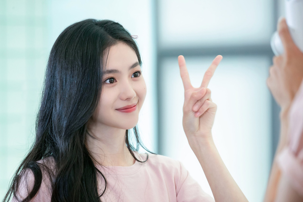 Hay như hồi tháng 5, trong một bài khảo sát: "Diễn viên mà khi vừa nghe tin người này đóng vai chính bạn sẽ không xem phim", Lưu Hạo Tồn bị bình chọn đứng thứ hai chỉ sau Vương Nhất Bác. Trong đó, Vương Nhất Bác là ngôi sao hot nhưng nổi danh diễn dở, còn Lưu Hạo Tồn bị ghét bởi scandal. Có thể nói, dù có ngoại hình đẹp nổi bật, tài năng không thua kém tiểu hoa đán nào, song Lưu Hạo Tồn đang là sao nữ 10X bị ghét nhất Trung Quốc.