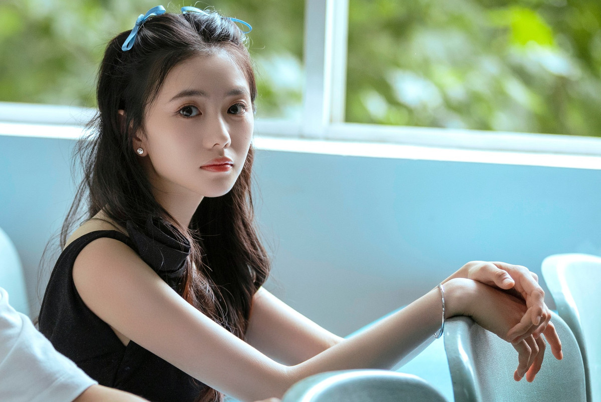 Theo 163, sau Trịnh Sảng, Lưu Hạo Tồn là nữ diễn viên có khí chất phù hợp với danh hiệu "nữ thần thanh xuân" nhất do ở cô toát lên sự ngây thơ hồn nhiên của lứa tuổi học trò. Thực tế, Lưu Hạo Tồn vốn có xuất phát điểm cao và tài năng được đánh giá tốt. Cô là nghệ sĩ thuộc công ty của đạo diễn Trương Nghệ Mưu - người được mệnh danh là Quốc sư của làng nghệ thuật Trung Quốc.