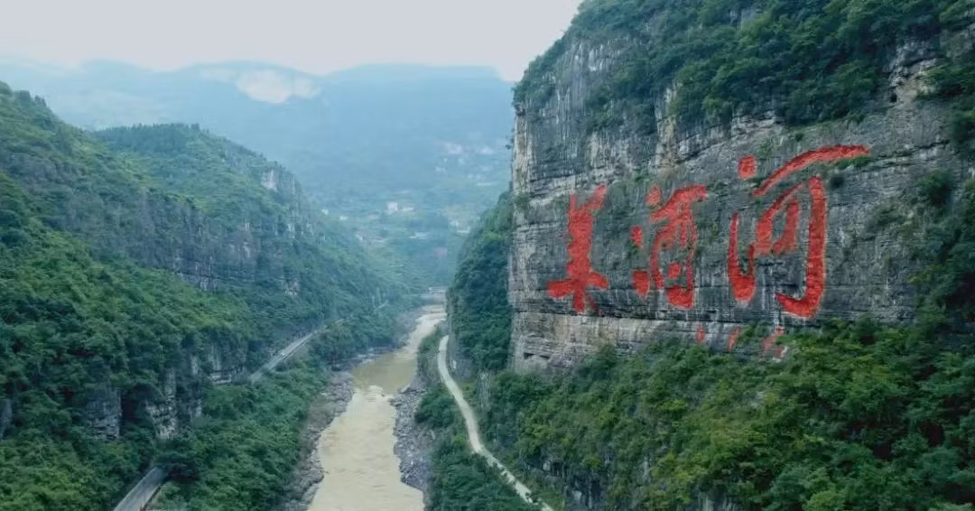 Bi an cua dong song cu troi mua la doi sang mau do nhu mau