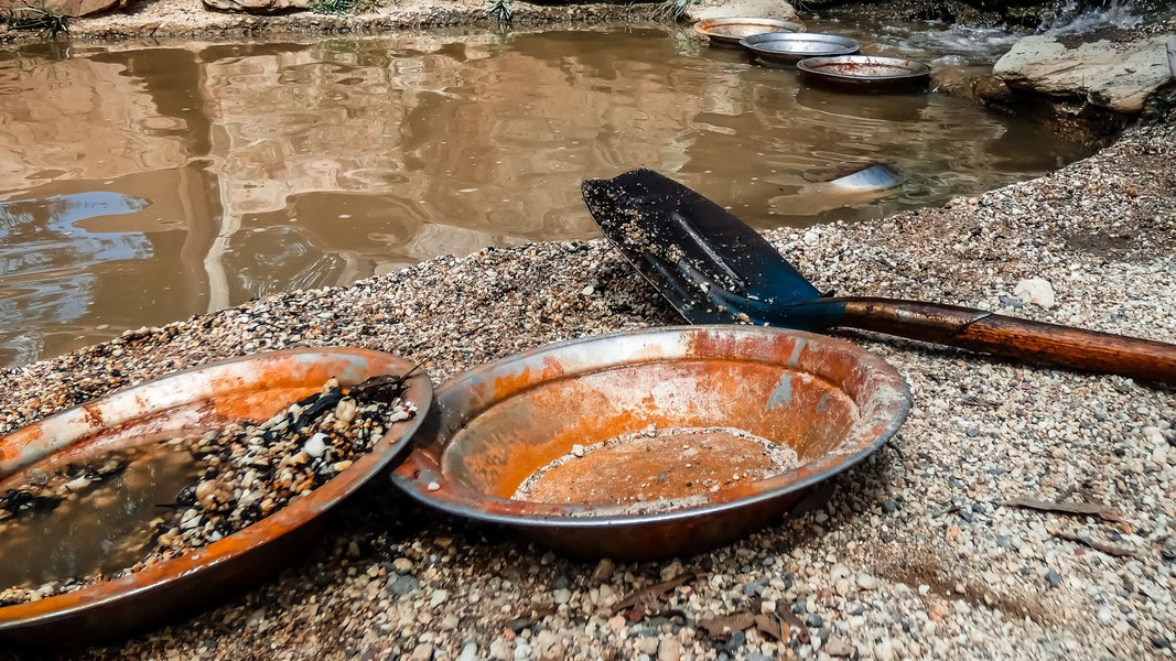 Trước đây, khi phát hiện đáy sông chứa rất nhiều vàng, người dân đã đến đây xây dựng một thị trấn nhỏ để tiện cho việc khai thác. Theo CNN/Travel Yukon.