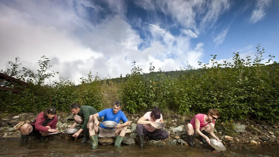 Lượng vàng dưới đáy sông Klondike đến nay vẫn chưa cạn kiệt và trở thành địa điểm du lịch. Theo CNN/Travel Yukon.