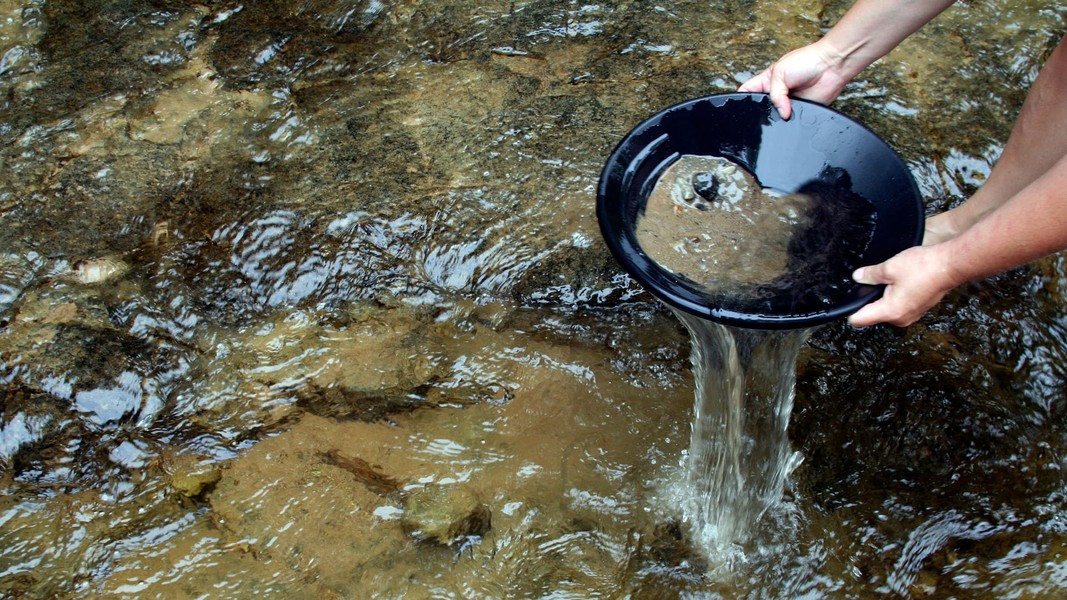 Du khách tới đây có thể tự do tìm kiếm vàng dưới lòng sông Klondike nhưng chỉ trong giới hạn nhất định. Theo CNN/Travel Yukon.