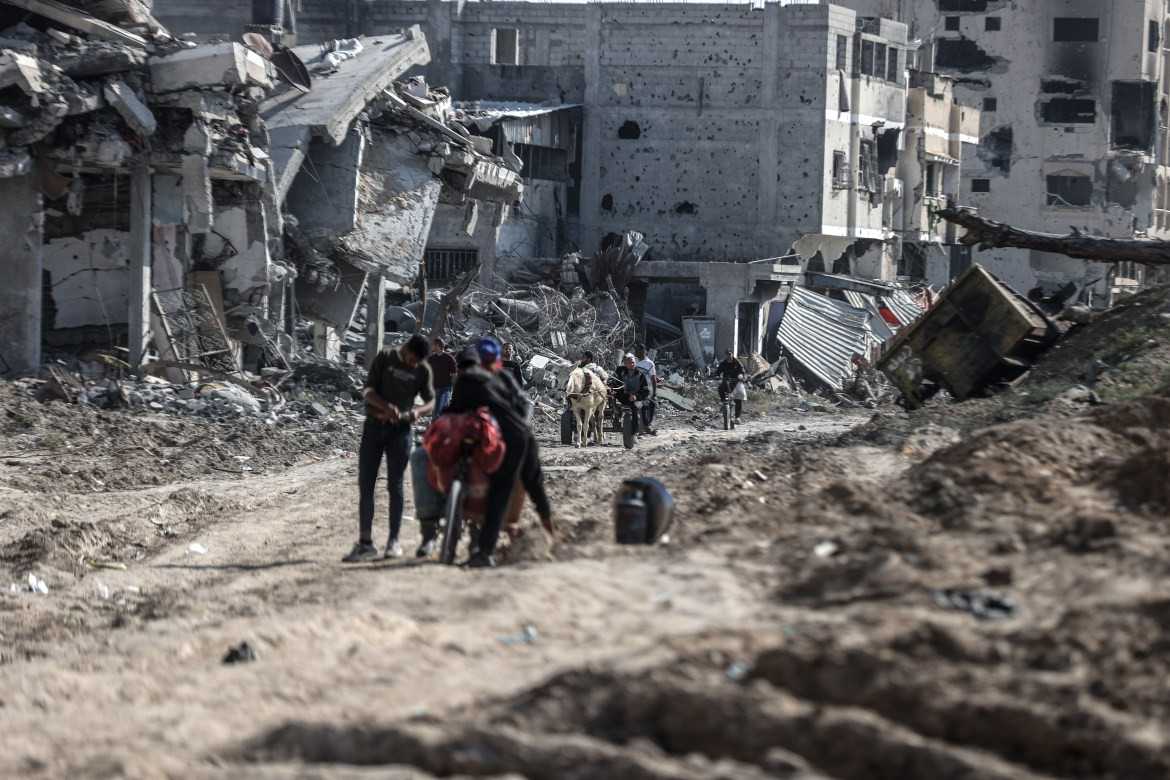 “Tất cả các đường phố đều bị san phẳng. Tôi nhìn người ta đào bới và đưa các thi thể ra ngoài”, Maha Thaer, một bà mẹ bốn con chia sẻ khi trở về ngôi nhà bị tàn phá của mình ở Khan Younis.