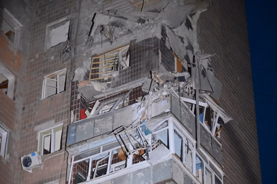  Thị trưởng thành phố Kharkov Ihor Terekhov nói rằng 3 nhân viên cứu hộ nằm trong số những người thiệt mạng khi Nga tấn công một tòa nhà tại quân đông dân cư ở Kharkov, người còn lại thiệt mạng tại nhà riêng ở thành phố này.