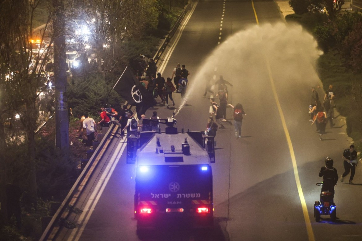 Hinh anh bien nguoi bieu tinh phan doi Thu tuong Israel-Hinh-3