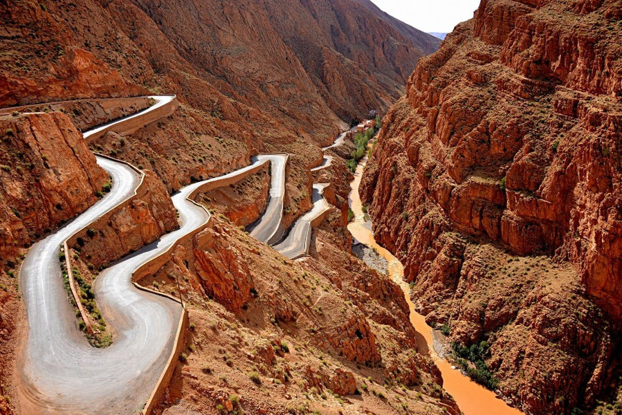 Dades Gorges trải dài hơn 160 km và dọc theo thung lũng Dades khô cằn nhưng đầy màu sắc.
