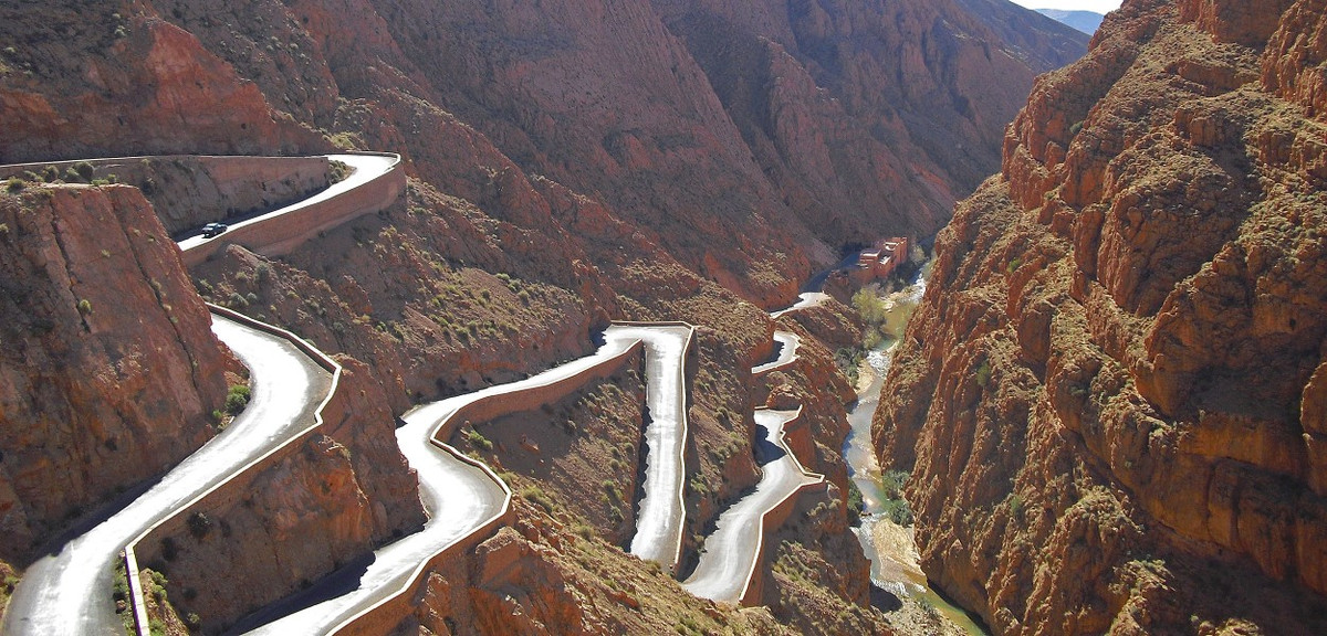 Để lái xe trên con đường, người lái cần có “thần kinh thép” bởi hàng rào bảo vệ dọc một bên đường sẽ không giúp ích nhiều trước địa hình hiểm trở nơi đây.