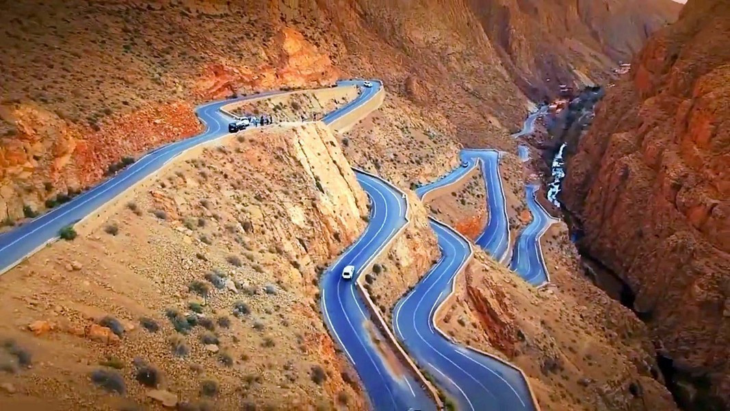 Đường đèo Dades Gorges quanh co, uốn lượn, được cho là một trong những cung đường nguy hiểm nhất thế giới.