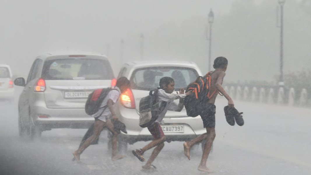 Lượng mưa một năm ở Mawsynram có thể làm ngập đầu gối bức tượng Chúa cứu thế cao 30 m ở Rio de Janeiro. Theo India Times.