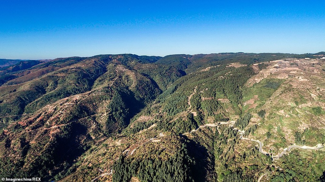 Đó là con đường xây dựng men theo sườn núi thuộc địa phận làng Jing'an shao, huyện Di Lương, thành phố Côn Minh, tỉnh Vân Nam