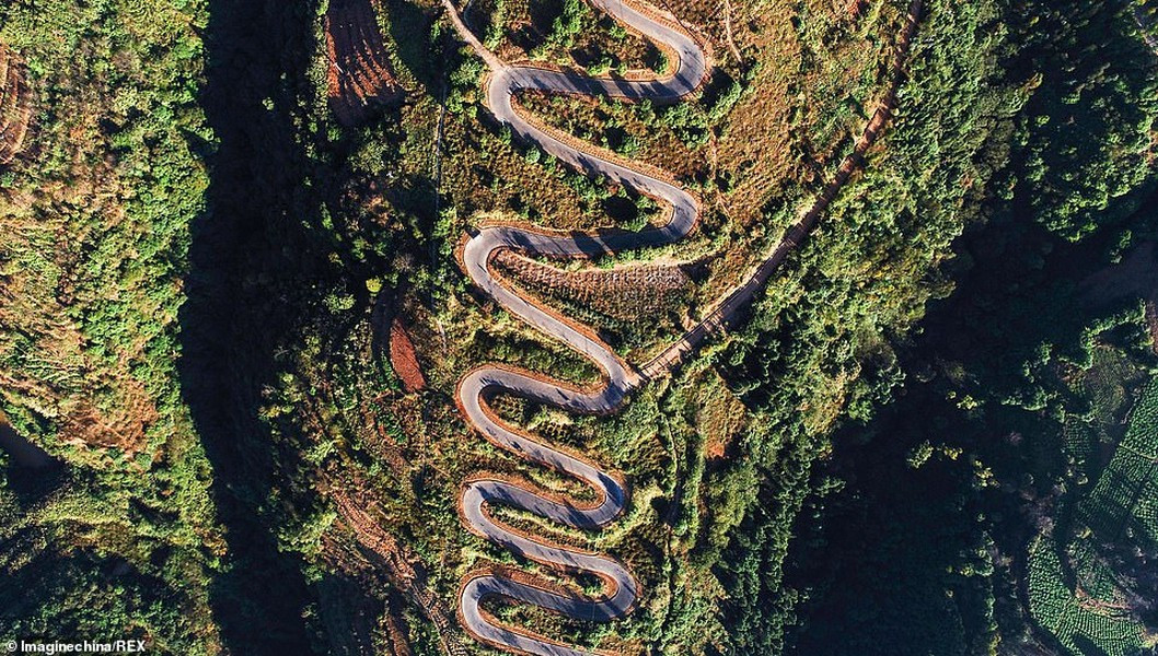 Do tuyến đường nằm dọc sườn núi với hàng loạt khúc cua nối tiếp, đã trở thành thách thức không nhỏ với đội ngũ thiết kế và xây dựng