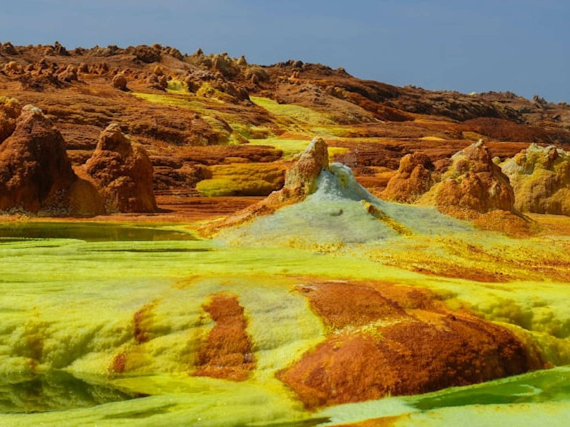 Hồ Dallol ở Bắc Ethiopia lại là nơi có độ PH thấp và là một trong những nơi có người ở nóng nhất trên Trái đất với nhiệt độ trung bình 35 độ C. Một số mạch nước phun phun ra khí cực độc, khiến toàn bộ nơi này trở nên nguy hiểm và trở thành một thị trấn ma.