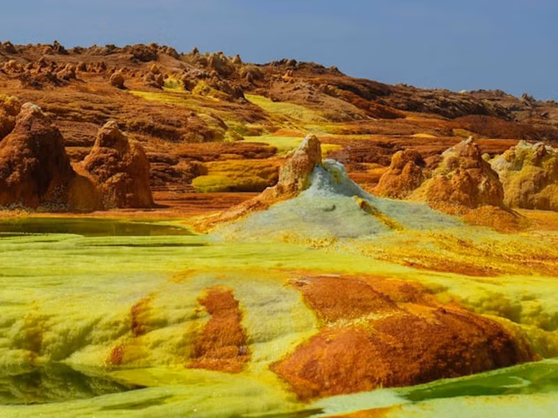 Hồ Dallol ở Bắc Ethiopia lại là nơi có độ PH thấp và là một trong những nơi có người ở nóng nhất trên Trái đất với nhiệt độ trung bình 35 độ C. Một số mạch nước phun phun ra khí cực độc, khiến toàn bộ nơi này trở nên nguy hiểm và trở thành một thị trấn ma.