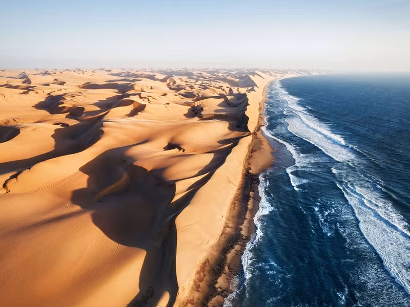 Bờ biển Skeleton, nằm ở giữa Angola và Namibia có khí hậu khắc nghiệt khiến con người hầu như không có cơ hội sống sót. Từ những cơn gió nóng thổi qua Skeleton Coast và tình trạng thiếu lương thực và nước uống, các điều kiện khắc nghiệt khiến nơi đây trở thành một khu vực đầy thử thách