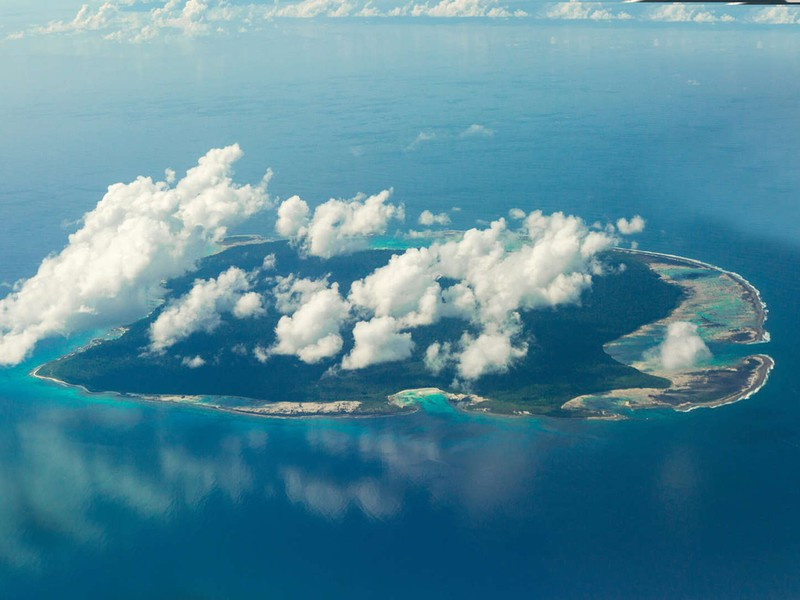 Điều nguy hiểm nhất trên đảo Bắc Sentinel, Quần đảo Andaman không phải là vị trí hay động vật mà là con người sống ở đó. Họ thù địch với bất kỳ người ngoài nào và sẽ bắn tên vào bất kỳ máy bay hoặc thuyền nào đến gần.