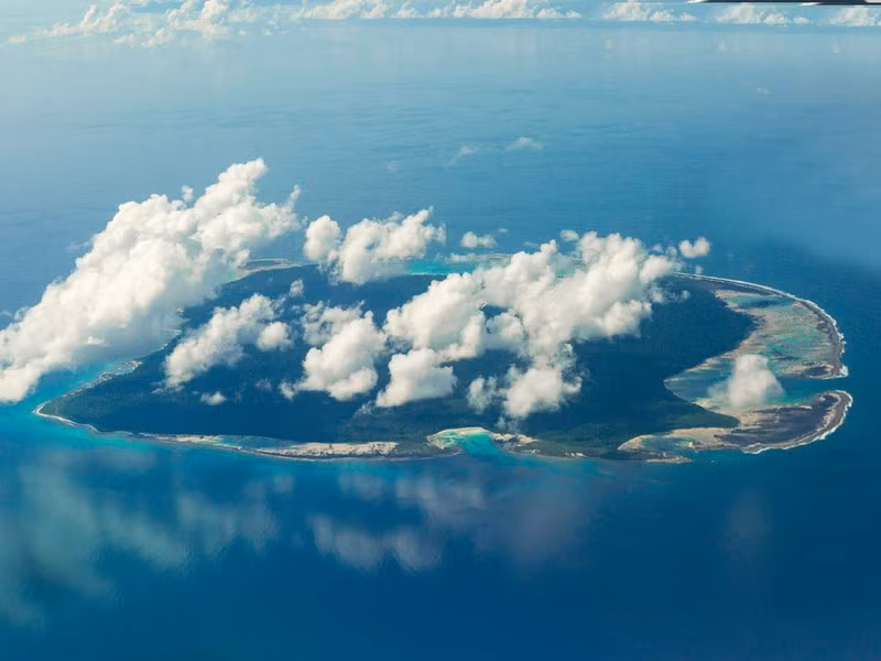 Điều nguy hiểm nhất trên đảo Bắc Sentinel, Quần đảo Andaman không phải là vị trí hay động vật mà là con người sống ở đó. Họ thù địch với bất kỳ người ngoài nào và sẽ bắn tên vào bất kỳ máy bay hoặc thuyền nào đến gần.