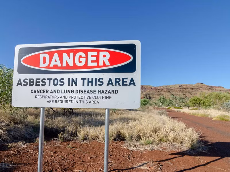 Được biết đến là địa điểm bị ô nhiễm lớn nhất ở Nam bán cầu, Wittenoom là nơi nguy hiểm số 1 trên thế giới. Nằm ở Tây Australia, địa điểm này từng một thị trấn nhộn nhịp vào những năm 1930 nhưng nay đã bị đóng cửa và bỏ hoang để giảm lượng ô nhiễm amiăng.