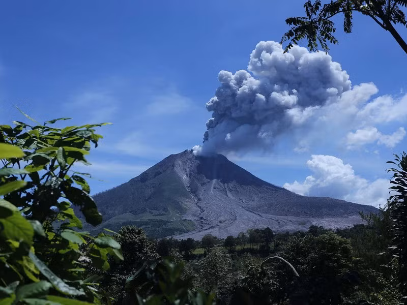 Núi lửa Sinabung, Indonesia cực kỳ nguy hiểm vì nó là ngọn núi lửa dạng tầng đang hoạt động. Thỉnh thoảng những vụ phun trào của nó khiến hàng nghìn người phải di dời và các thị trấn chìm trong dung nham và tro bụi.