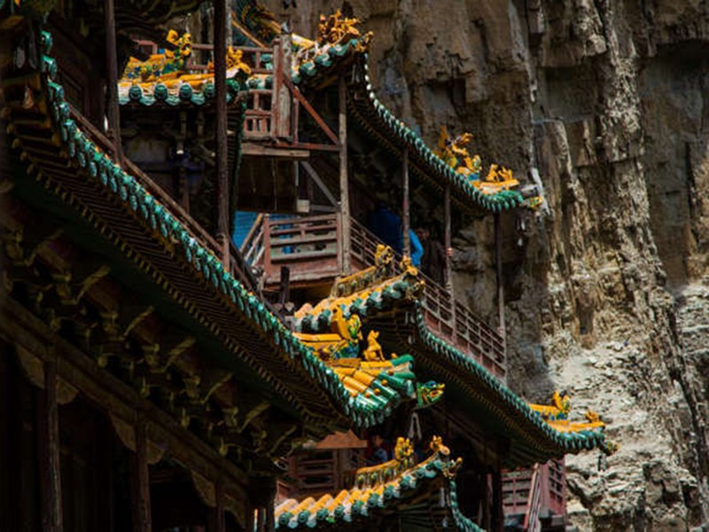 Trung Quốc có rất nhiều địa điểm đẹp và độc đáo để tham quan nhưng một trong những nơi nguy hiểm nhất để ghé thăm là Đền treo. Ngôi đền này là một kỳ quan kiến trúc thế kỷ thứ 6, được xây trực tiếp vào vách đá ở tỉnh Sơn Tây.