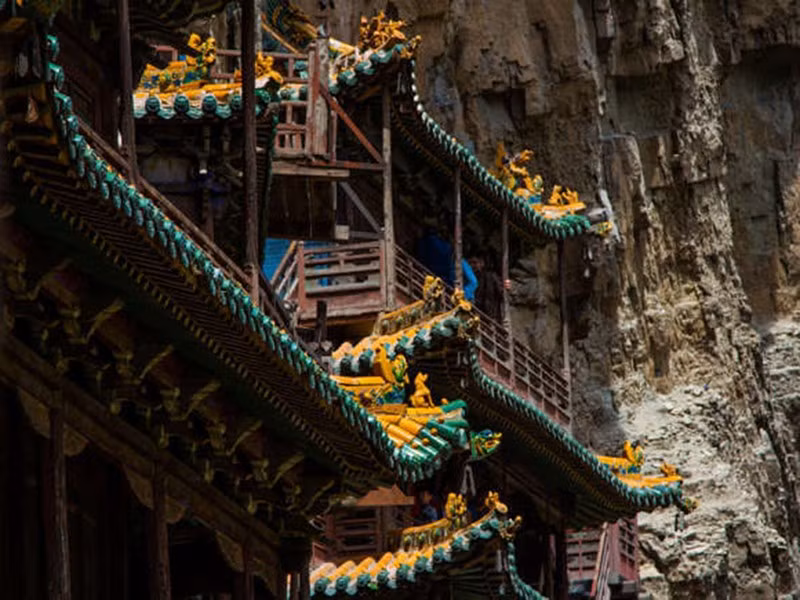 Trung Quốc có rất nhiều địa điểm đẹp và độc đáo để tham quan nhưng một trong những nơi nguy hiểm nhất để ghé thăm là Đền treo. Ngôi đền này là một kỳ quan kiến trúc thế kỷ thứ 6, được xây trực tiếp vào vách đá ở tỉnh Sơn Tây.