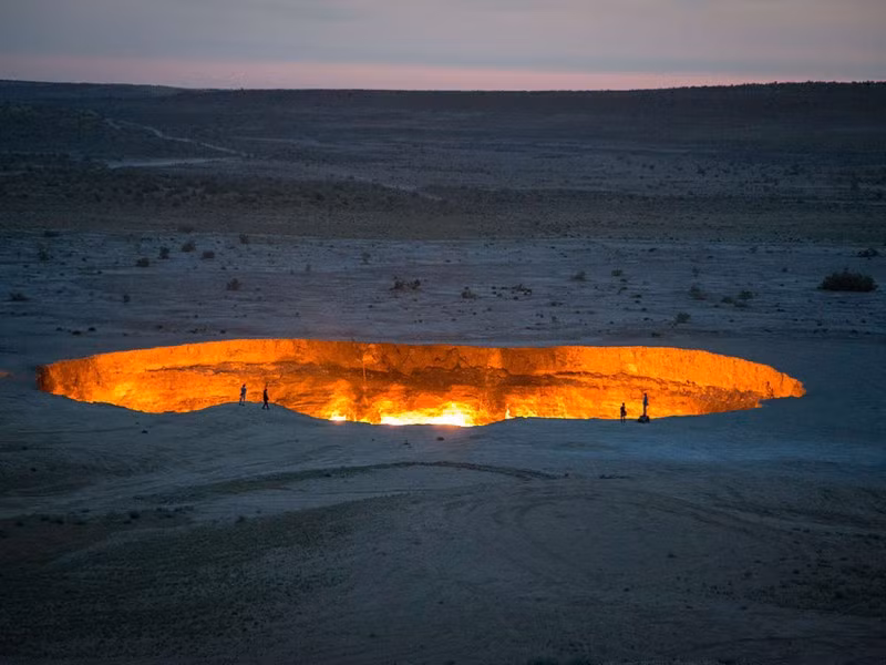 Miệng núi lửa Darvaza, thường được gọi là "Cổng địa ngục", nằm ở Turkmenistan, là một mỏ khí đốt tự nhiên nằm trong một hang động dưới lòng đất. Năm 1971, một nhóm các nhà địa chất đã đốt lửa để ngăn chặn sự lây lan của khí metan, nhưng ngọn lửa này không bao giờ tắt và vẫn cháy kể từ đó.