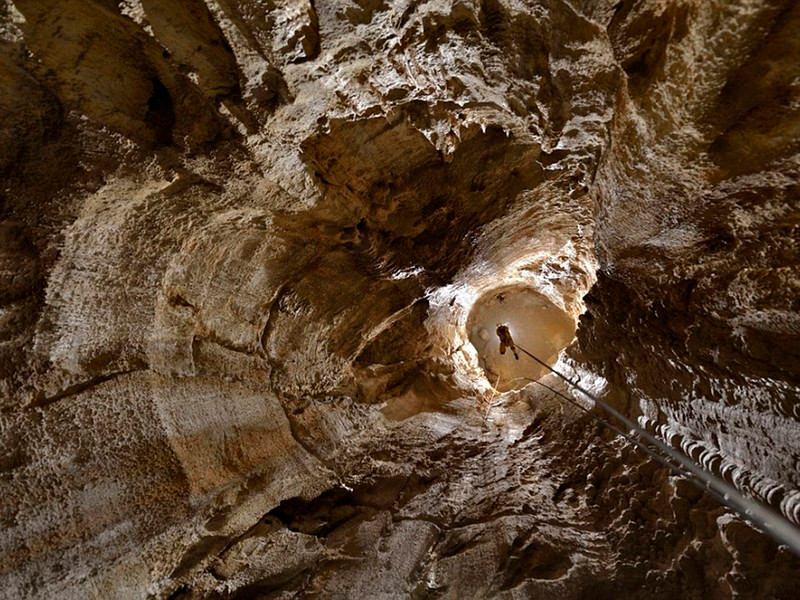 Nằm trên dãy Alps của Pháp, hang Gouffre Berger, Pháp được phát hiện vào năm 1953 và là hố sâu thứ 39 trên thế giới. Nếu bạn quyết định mạo hiểm đi xuống đáy hang, chuyến đi sẽ mất từ 15 đến 30 giờ, trong khi hang động bị ngập rất nhanh khi có bão hoặc mưa lớn.