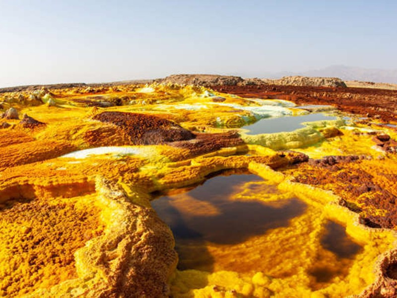  Sa mạc Danakil ở Đông Phi trải rộng khắp vùng đông bắc Ethiopia, miền nam Eritrea và tây bắc Djibouti. Sa mạc này có nhiều núi lửa và mạch nước phun rộng khắp, thải ra khí độc và sức nóng không thể chịu nổi, với nhiệt độ thường xuyên trên 50 độ C.