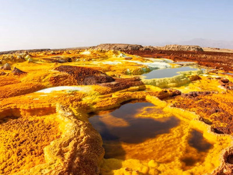  Sa mạc Danakil ở Đông Phi trải rộng khắp vùng đông bắc Ethiopia, miền nam Eritrea và tây bắc Djibouti. Sa mạc này có nhiều núi lửa và mạch nước phun rộng khắp, thải ra khí độc và sức nóng không thể chịu nổi, với nhiệt độ thường xuyên trên 50 độ C.