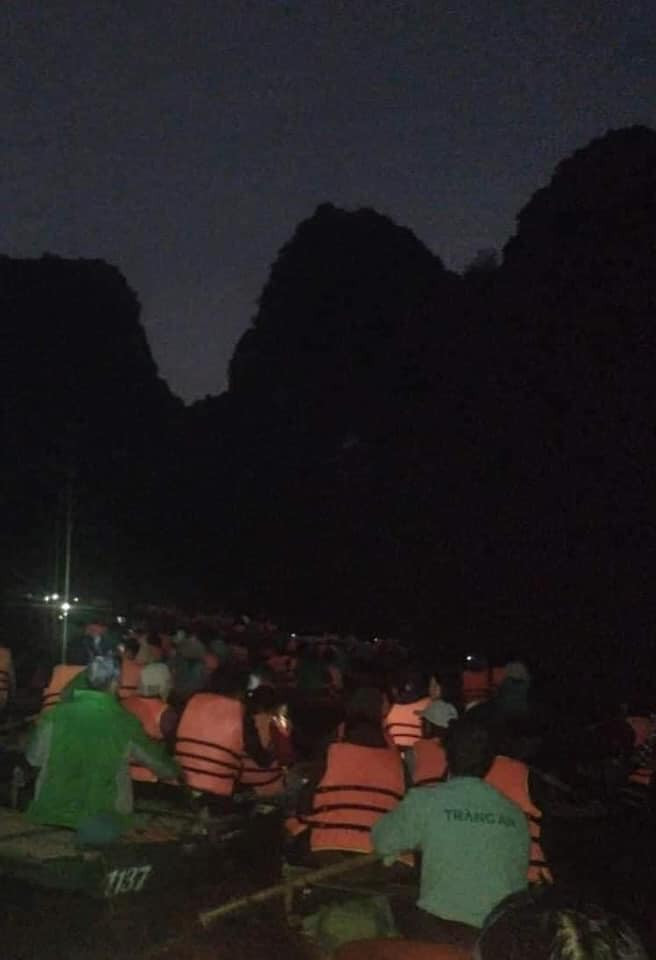 Bac tin ben thuyen Trang An un tac, du khach mac ket den khuya-Hinh-2