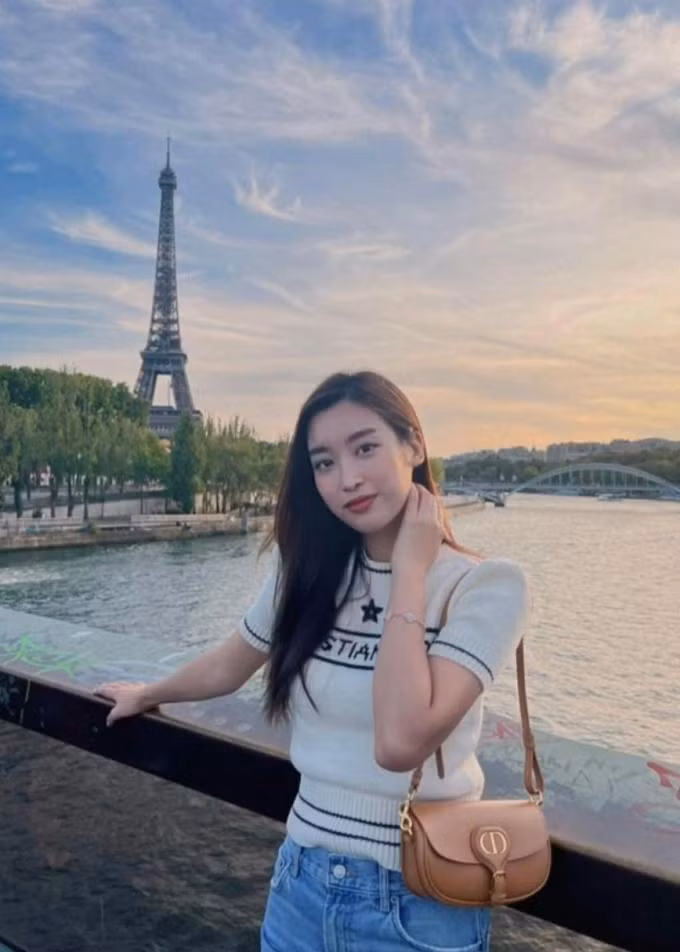 Ở Việt Nam, nhiều sao Việt cũng tích cực lăng xê chiếc áo có giá 62 triệu này nhưng hầu hết đều chọn những sắc màu trung tính như đen hay navy. Đỗ Mỹ Linh sắm chiếc áo này khi vi vu Pháp cùng ông xã trước khi cưới, sau đó mặc lại nhiều lần khi ra sân xem bóng đá.