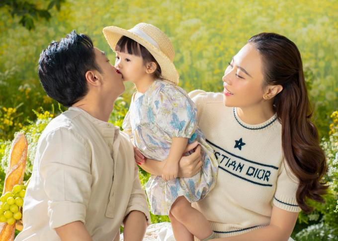 àm Thu Trang từng mặc chiếc áo len cộc tay này trong một bộ ảnh chụp cùng ông xã Cường Đô La, mừng con gái Suchin tròn hai tuổi.