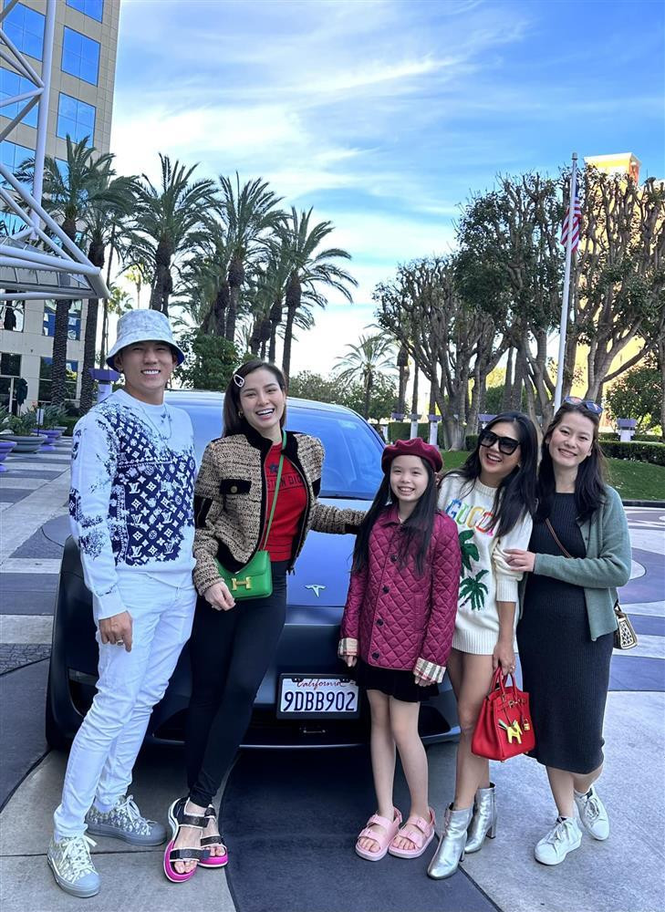 ù đang mang bầu ở tháng thứ 3 nhưng vòng eo của cô vẫn khá nhỏ và có thể giấu kín nhờ chiếc áo len dệt kim từ vải cashmere của Dior.