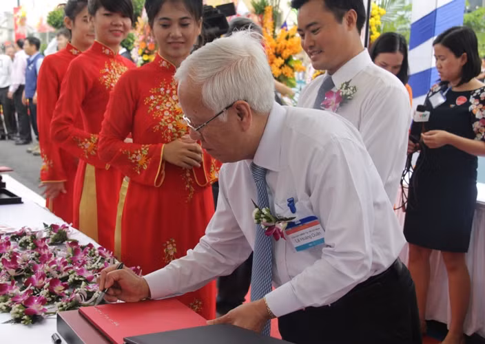 ...và ký tên vào sổ lưu niệm.