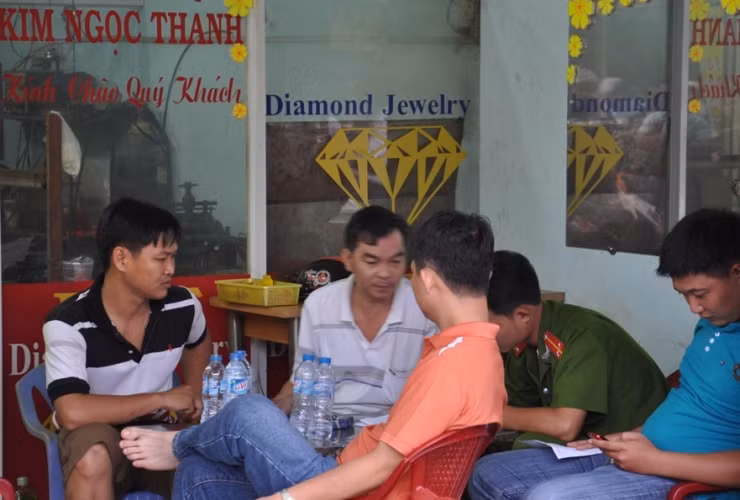 Lực lượng Công an đang ghi nhận lời khai của những người có liên quan.