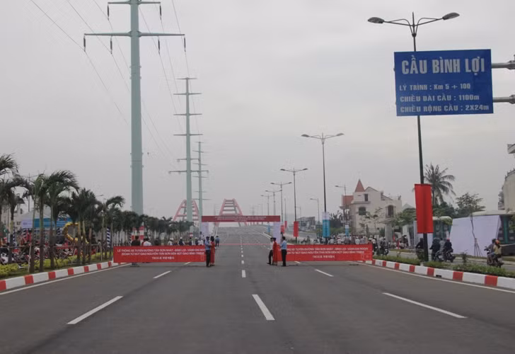 Sáng 28/9, UBND TPHCM đã tổ chức lễ thông xe giai đoạn 1 đường Tân Sơn Nhất - Bình Lợi -Vành đai ngoài (từ nút giao thông Nguyễn Thái Sơn đến ngã tư Bình Triệu) do Công ty xây dựng GS E&C (Hàn Quốc) hợp tác với Chính phủ Việt Nam thực hiện.