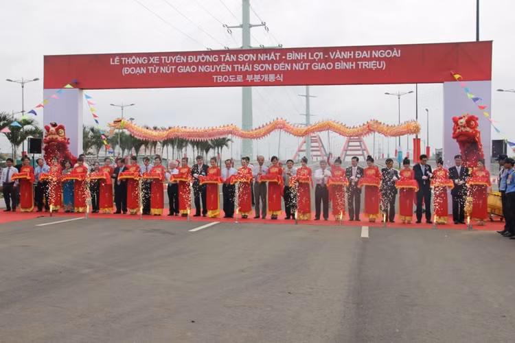 Các vị Lãnh đạo trung ương và TPHCM tiến hành cắt băng khánh thành chính thức thông xe.