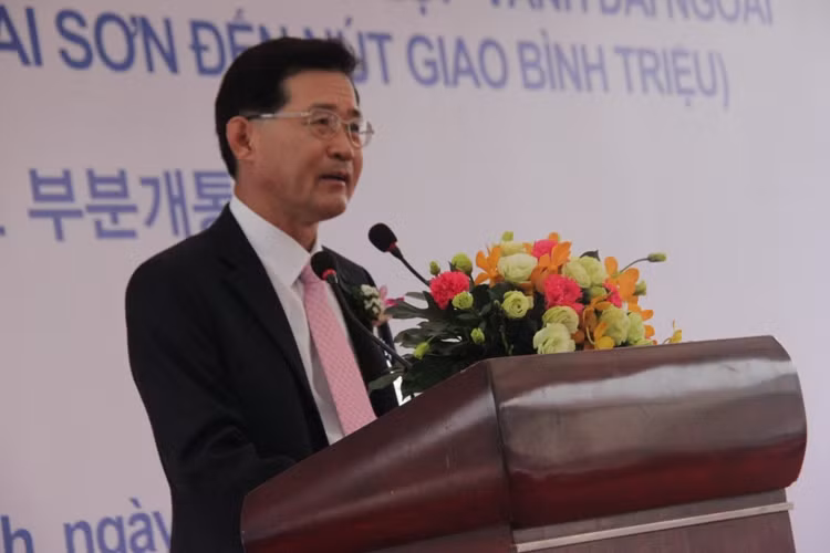 Tổng Lãnh sự quán Hàn Quốc tại TPHCM, ông Oh Jea Hack, phát buổi tại buổi lễ .