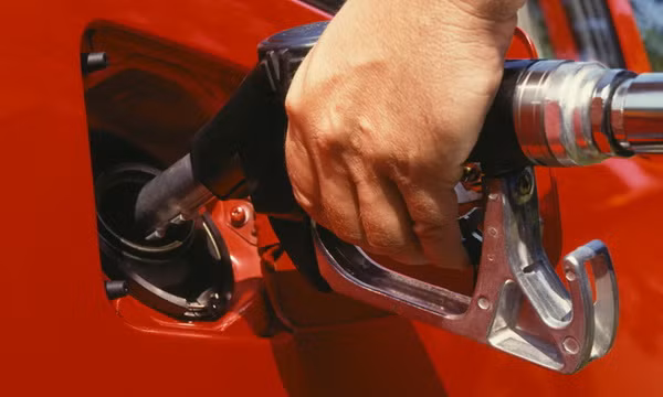 Đổ đầy bình xăng và các bình dự trữ