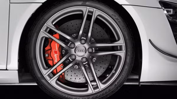 Theo dõi độ dày của má phanh và đừng để kim loại hao mòn