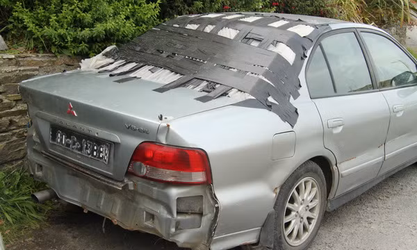 Dán băng dính lên cửa kính