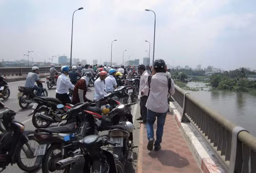 Rất đông người hiếu kỳ tập trung trên cầu Bình Triệu 1 và 2 theo dõi vụ việc.