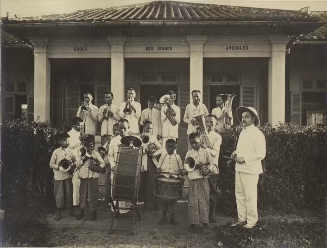 br/> Một ban nhạc do những người mù thuộc Hội Bảo vệ Người mù Nguyễn Văn Chi ở Chợ Lớn thành lập. Trên tòa nhà, chúng ta có thể đọc được dòng chữ sau: "Trường dành cho người mù trẻ tuổi".