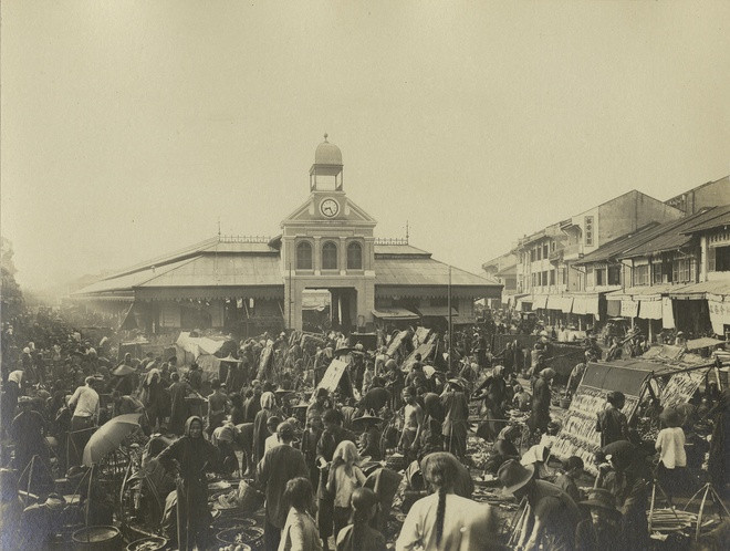 br/> Khu trung tâm Chợ Lớn cũ nằm ở vị trí tương đương với Bưu điện quận 5 ngày nay. Nơi này được mô tả có vị trí thuận tiện, tấp nập ghe thuyền chở lúa gạo miền Tây. Chợ cũ tuy là trung tâm buôn bán sầm uất, nhưng kiến trúc xập xệ, mặt bằng nhỏ hẹp nên chính quyền đã xây Chợ Lớn mới (tức chợ Bình Tây) rộng, khang trang hơn.