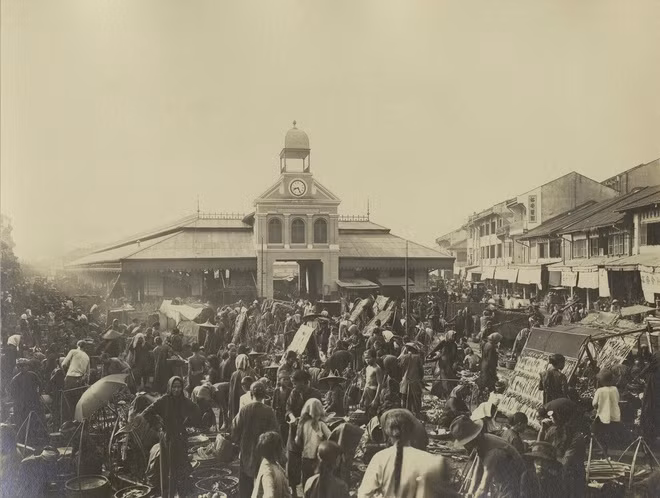 br/> Khu trung tâm Chợ Lớn cũ nằm ở vị trí tương đương với Bưu điện quận 5 ngày nay. Nơi này được mô tả có vị trí thuận tiện, tấp nập ghe thuyền chở lúa gạo miền Tây. Chợ cũ tuy là trung tâm buôn bán sầm uất, nhưng kiến trúc xập xệ, mặt bằng nhỏ hẹp nên chính quyền đã xây Chợ Lớn mới (tức chợ Bình Tây) rộng, khang trang hơn.