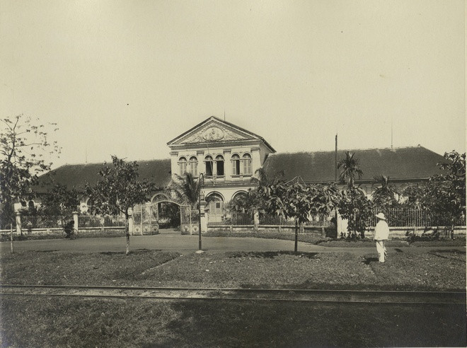 br/> Bức ảnh này chụp bệnh viện phụ sản Chợ Lớn. Chú thích cho bức ảnh đưa ra số liệu thống kê sau: Phụ nữ nhập viện năm 1909: 1.536; số ngày nằm viện: 15.598; sinh con: 1.459; sinh đôi: 9…